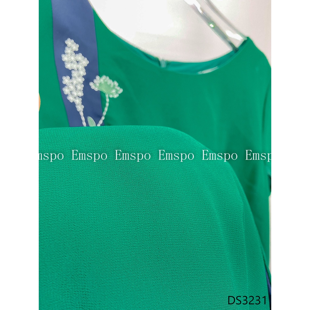 Đầm cổ tròn, dáng xòe, hoa thêu dọc thân phải Emspo DS3231