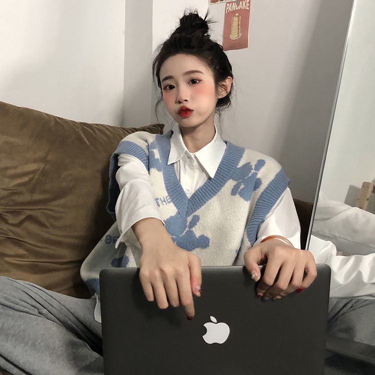 Set áo sơ mi tay dài form rộng + áo khoác len không tay hình gấu hoạt hình