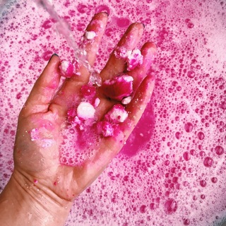 Bánh tạo bọt tắm The Comforter bubble bar