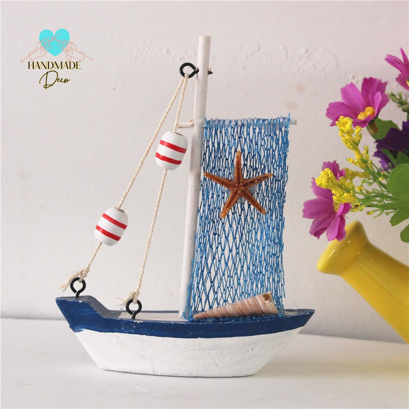 Mô hình thuyền buồm bằng gỗ phủ sơn phối họa tiết biển  size 14cm - Decor trang trí theo phong cách biển