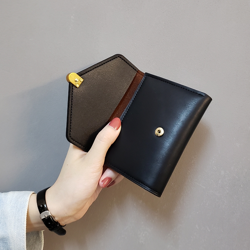 A classic European American-style short wallet for women