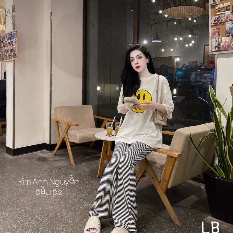 Set áo phông mặt cười + quần loe kẻ