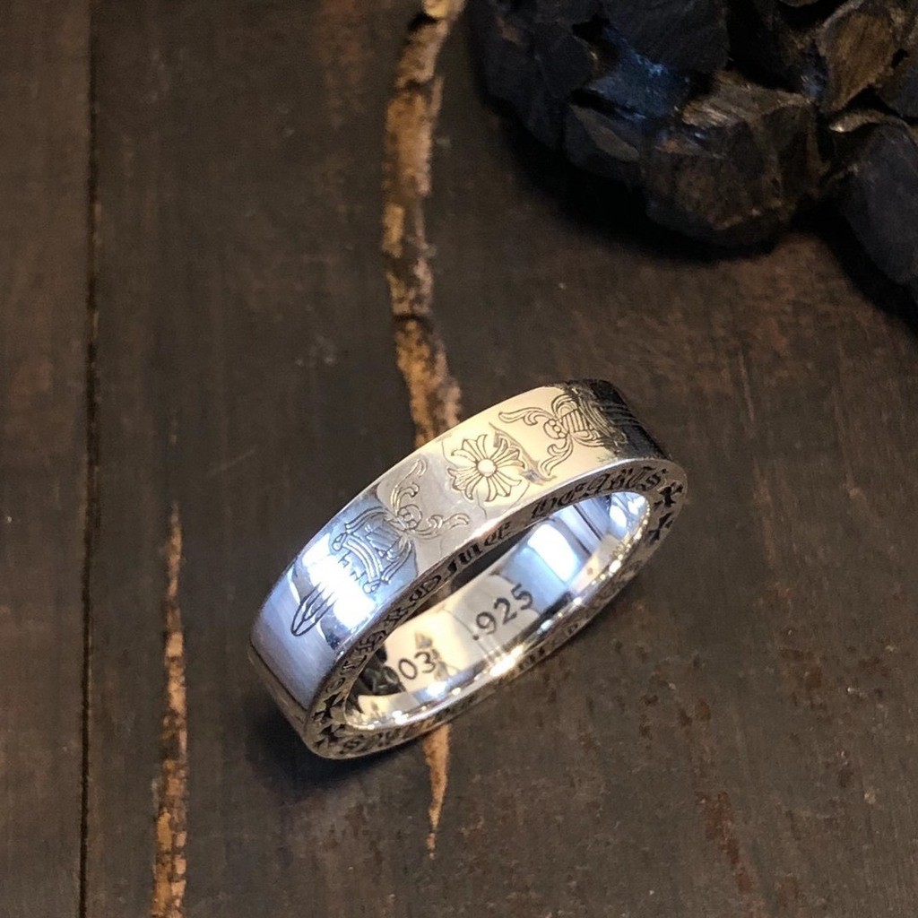 Nhẫn bạc Chrome Heart được làm từ bạc 925 đặc nguyên khối ,mẫu thiết kế nhỏ gọn tinh tế.Hàng cao cấp nhất thị trường.