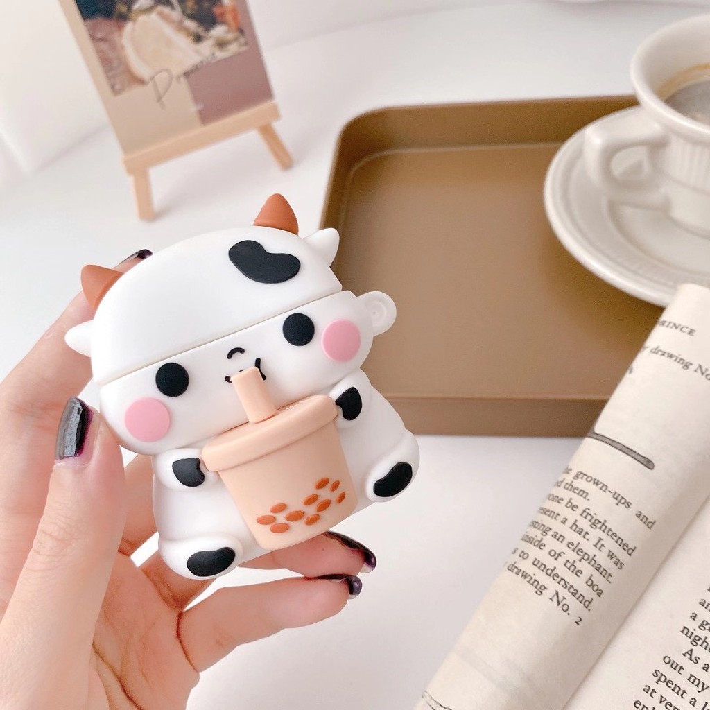 Vỏ bảo vệ hộp sạc tai nghe Airpods 1/2 họa tiết chú bò uống trà sữa