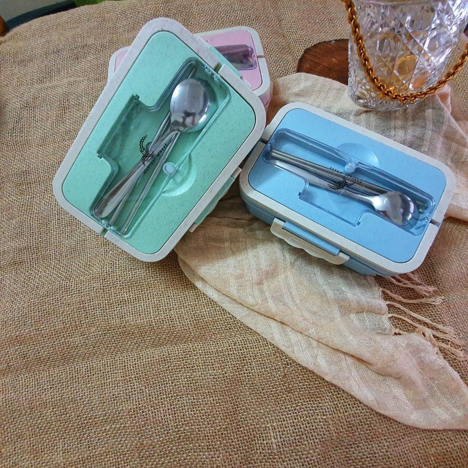 [ Ở Đây Giá Rẻ ] Hộp Cơm Lúa Mạch 3 Ngăn Kèm Đũa Thìa Inox - Giao Màu Ngẫu Nhiên - Hàng Có Sẵn Tại Shop | BigBuy360 - bigbuy360.vn