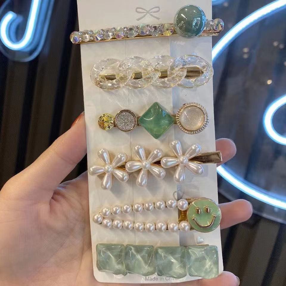 2021 bộ hoa ngọc trai kẹp bên cô gái sao biển ngọt ngào