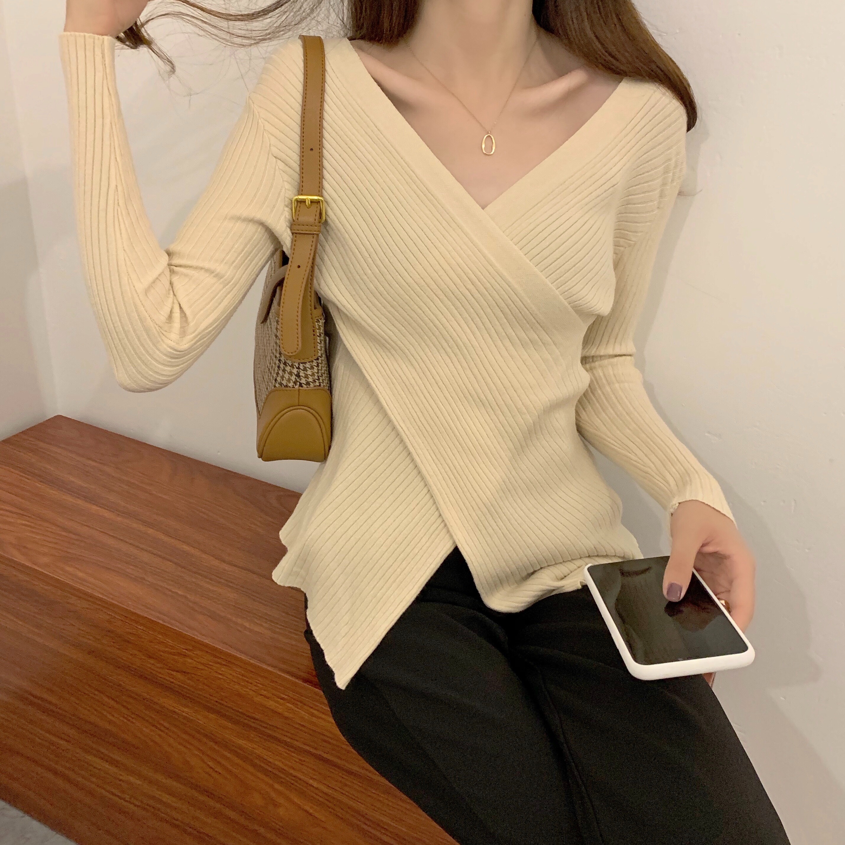 Áo sweater dệt kim cổ chữ V hở vai thời trang cho nữ 2186162 | BigBuy360 - bigbuy360.vn