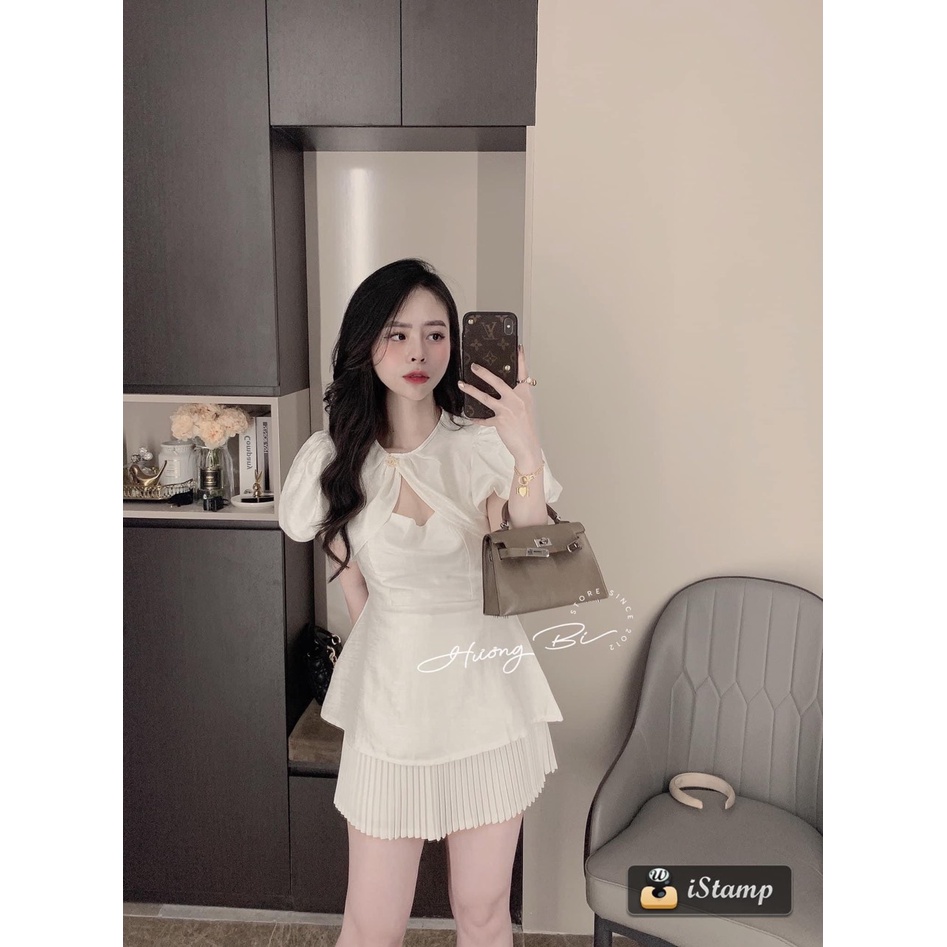 Set bộ áo lụa trắng thiết kế đính logo mix chân váy xếp li cao cấp DN886