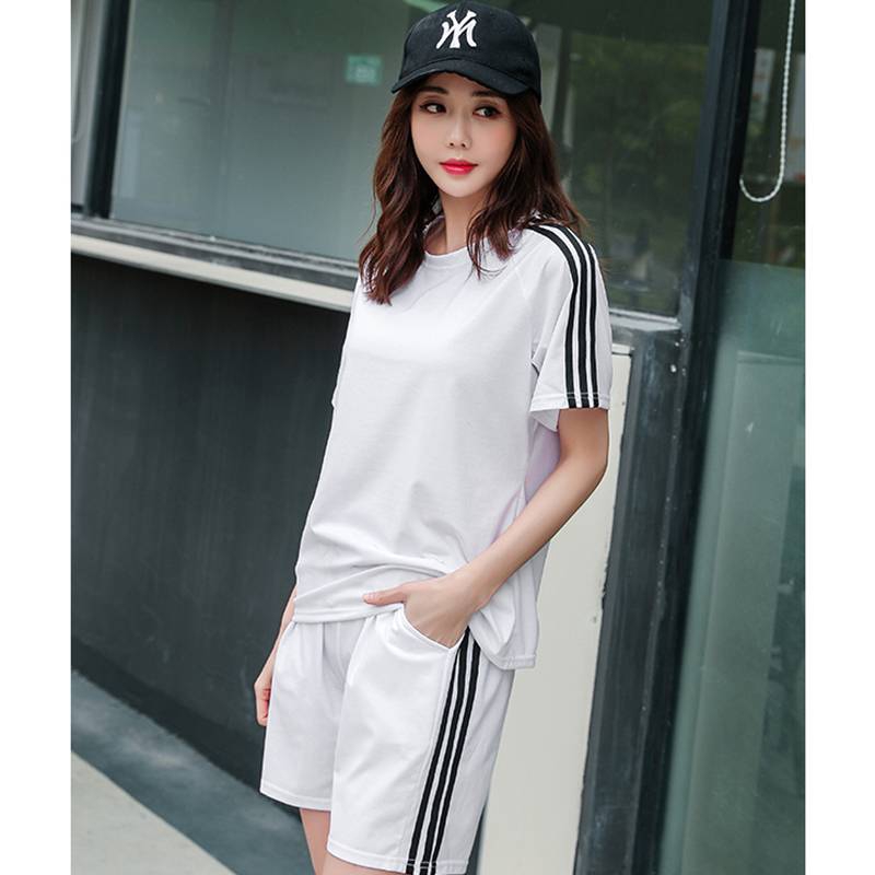 Bộ Đồ Thể Thao 2 Món Áo Thun Cotton Tay Ngắn Dáng Rộng Phối Quần Short Kẻ Sọc Cá Tính Cho Nữ