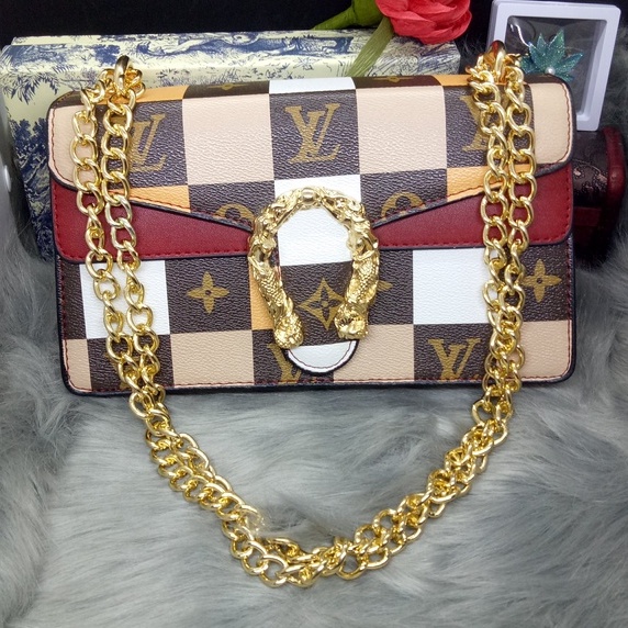 Túi đeo chéo chất da bóng caro hoa văn chữ LV, khóa đầu rồng vàng, quai đeo bằng xích
