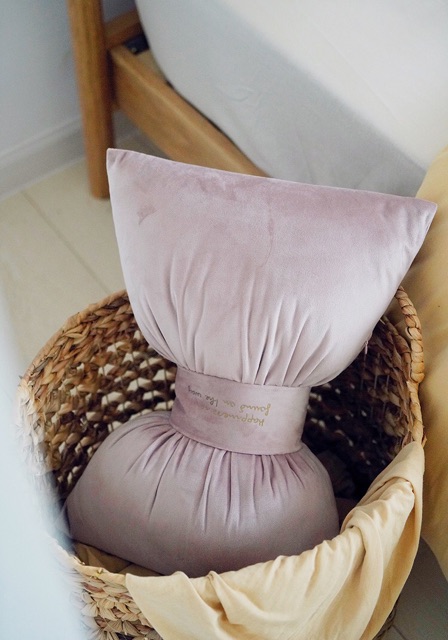 Gối hình nơ cách điệu trang trí sofa, phòng ngủ sang trọng