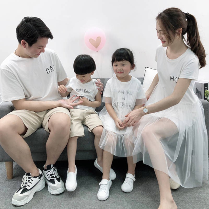 Trang phục dành cho phụ huynh và trẻ em Váy mùa hè, một gia đình ba, ăn mặc cho con bú em bé chụp ảnh không khí nước ngo