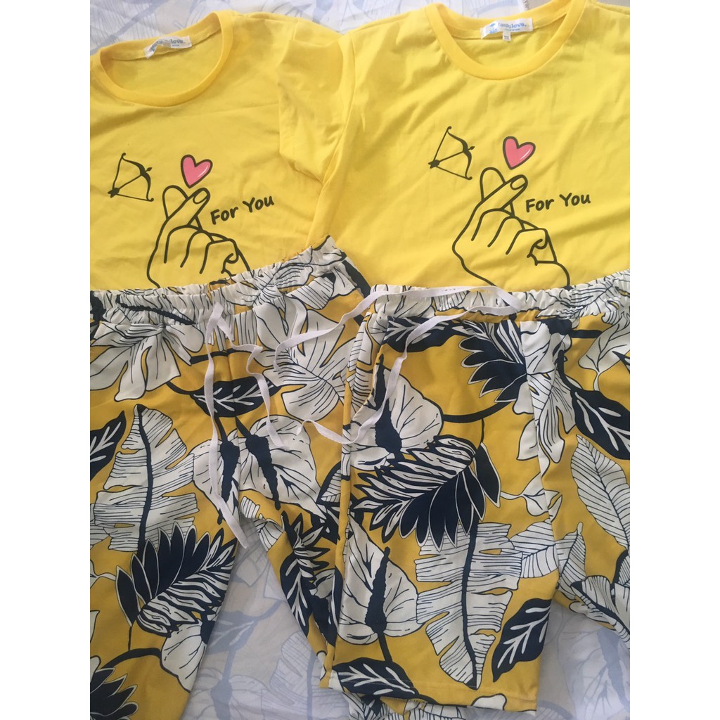 Bộ Quần Áo Gia Đình Familylove - Mẫu Bắn TIm Love You Quần Hoa Lá Vàng