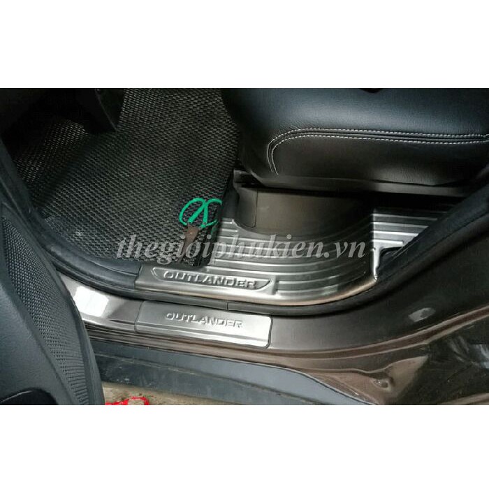 Bộ Ốp bậc, Nẹp bước chân Mitsubishi Outlander –  INOX(hàng cao cấp)