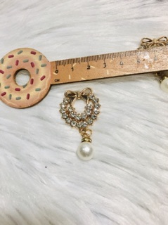 Cài áo nơ kèm hạt thả. KT 2 x 5cm
