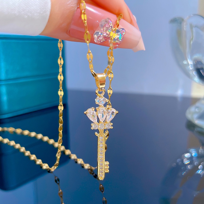 Dây Chuyền Thép Titan Mạ Vàng Nhẹ Đính Kim Cương Hình Chìa Khóa Vương Miện Sang Trọng Cho Nữ