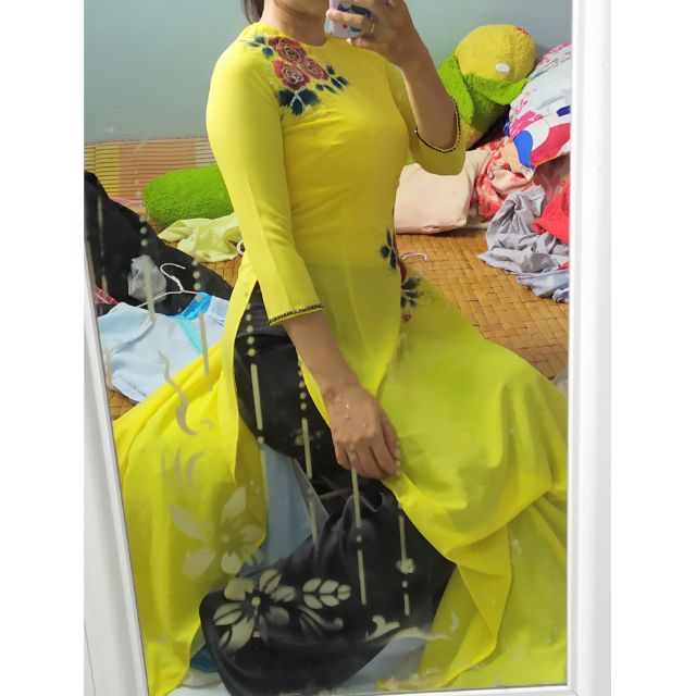 Áo dài vàng chanh hoa vẽ