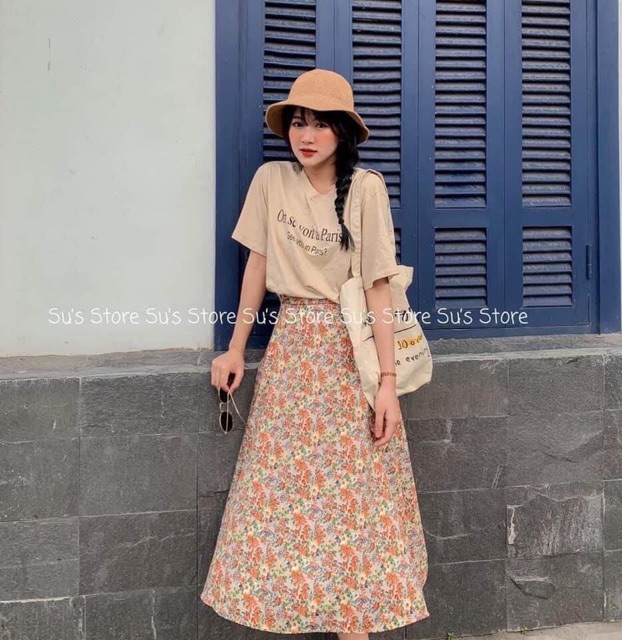 Set áo thun chữ + chân váy hoa nhí dài qua gối