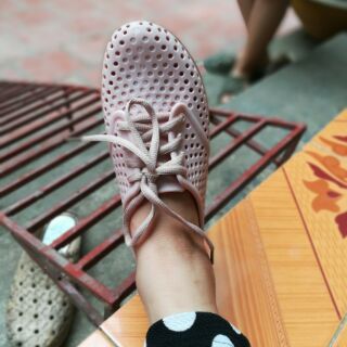 Giày đục lỗ đi mùa hè