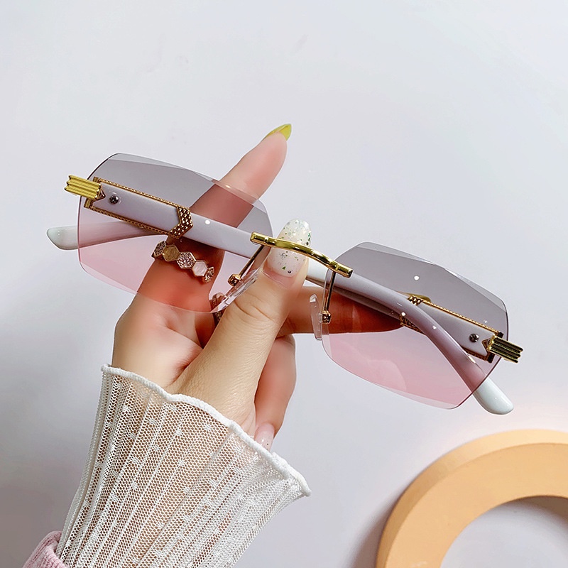 Kính mát có gọng vuông lớn thời trang dành cho nữ