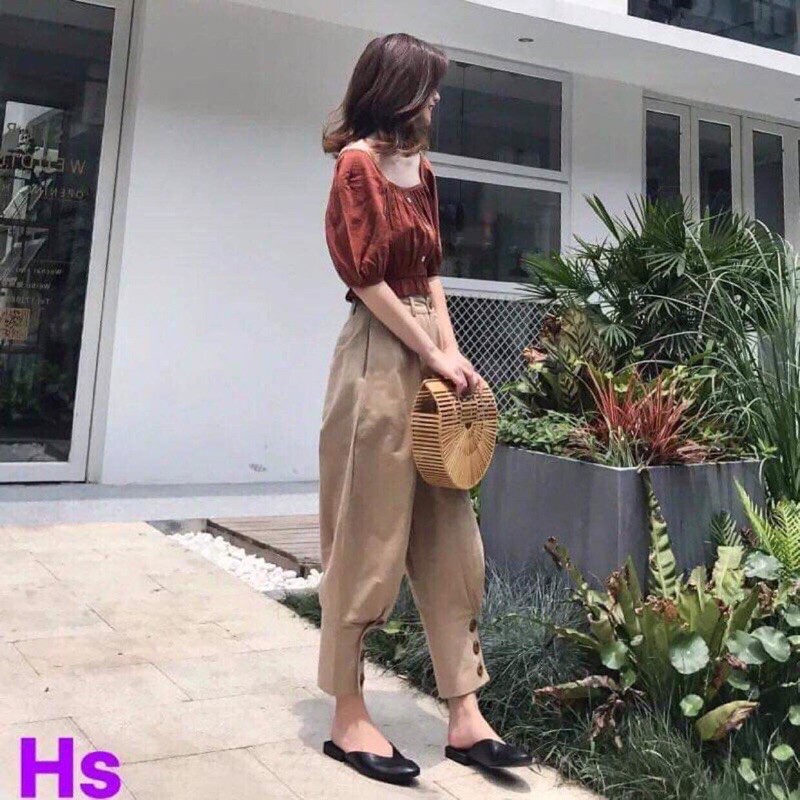 Sét áo croptop áo tay bồng đính cúc dọc giữa mặc đc thành cổ vuông và trễ vai, quần kaki dáng bomber phần dưới đính cúc