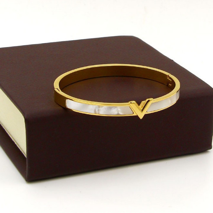 Vòng Tay Chữ V Xà Cừ Titan Ko Đen TT 1819