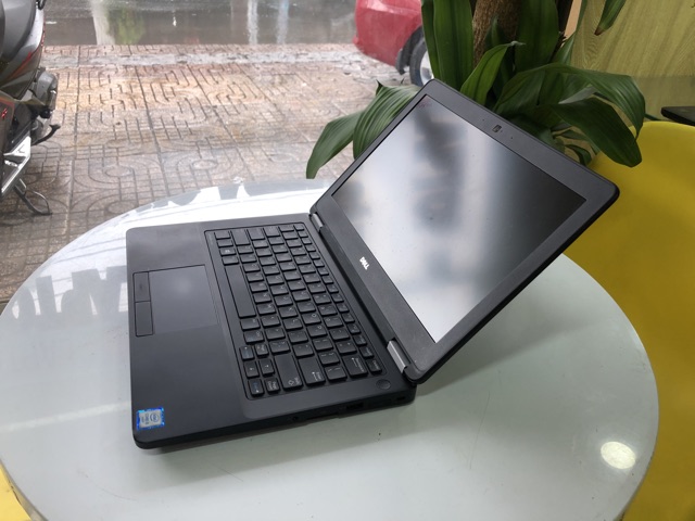 Laptop Dell Latitude E5270 nhỏ gọn