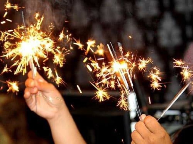 Pháo bông rồng xanh 20cm 1 gói 8 que, 90k/25 gói (200 que)