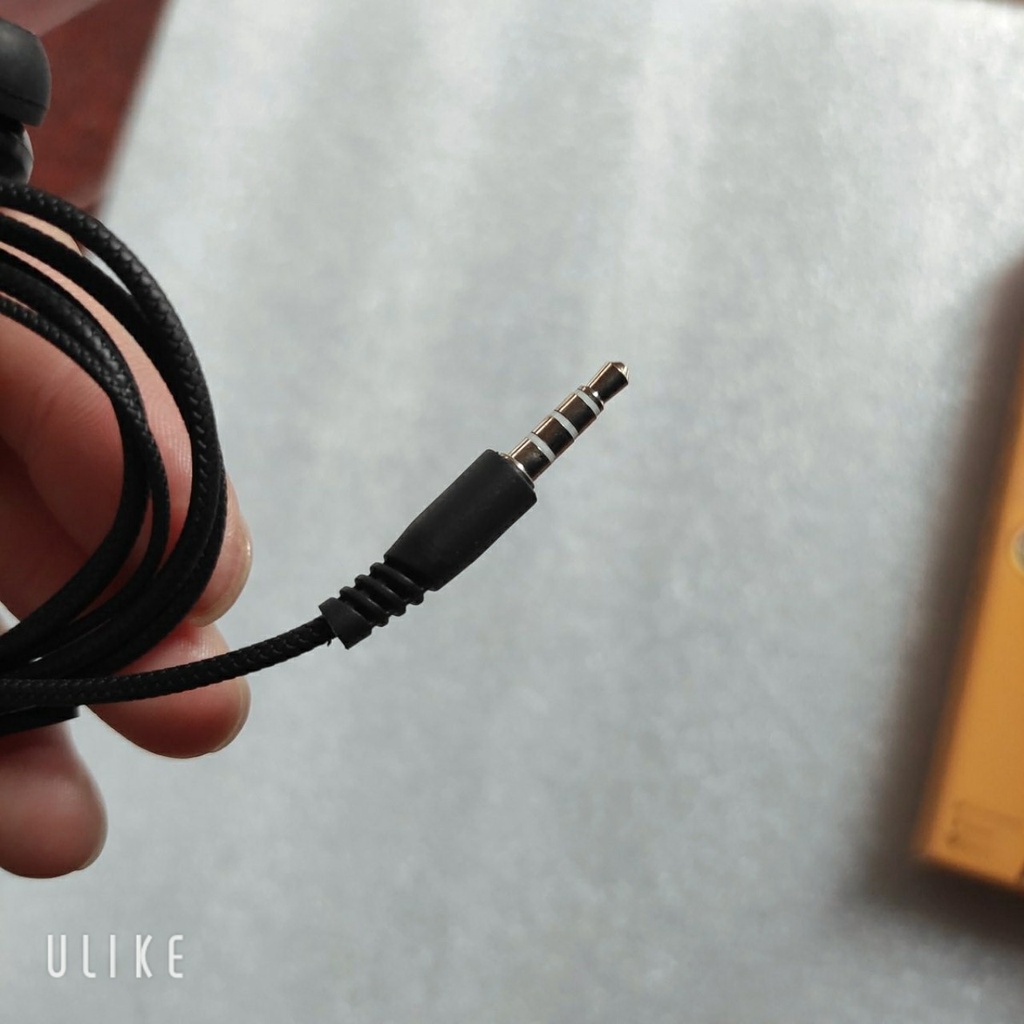 Tai nghe dây R39 hỗ trợ mic, jack 3.5 cùng thiết kế dây xoắn, chống rối
