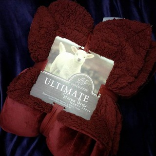 Chăn lông cừu Ultimate màu đỏ đô