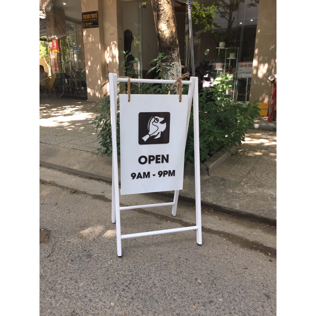 STANDEE GIÁ TREO GỖ KT 100x50CM - TRANG TRÍ NỘI DUNG YÊU CẦU - LUXI DECOR