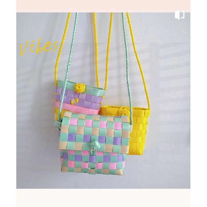 Túi đan đeo chéo ton pastel xinh xắn