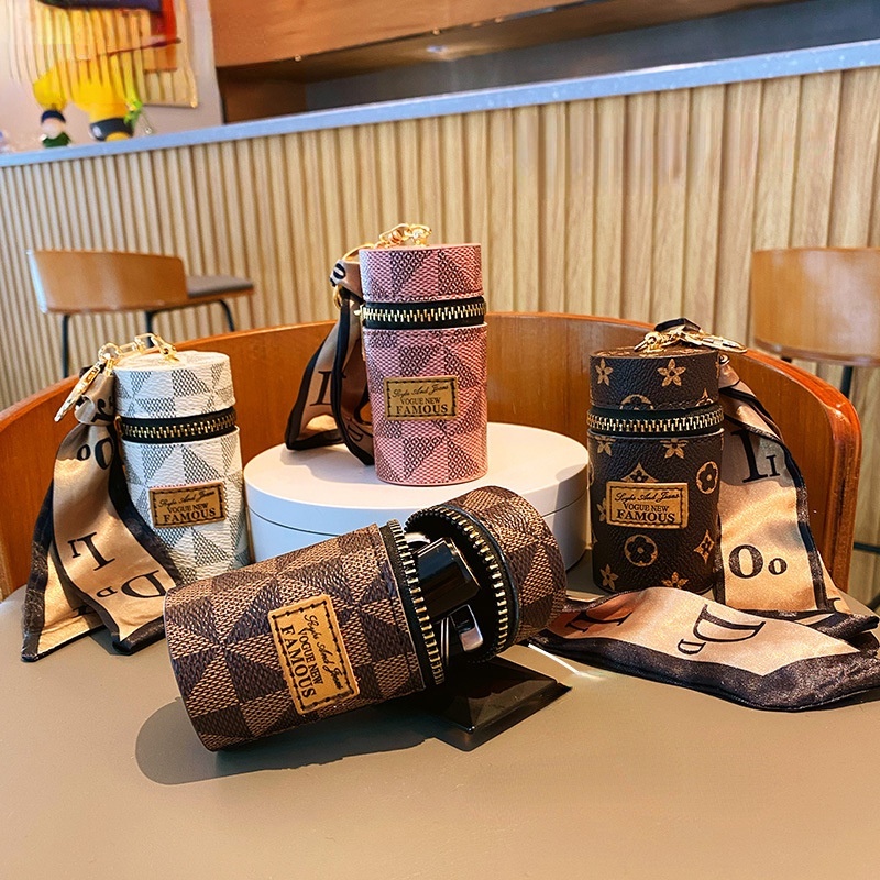 Móc khóa có khăn choàng lụa và túi xô da dùng đựng son môi mini làm quà tặng cho cặp đôi