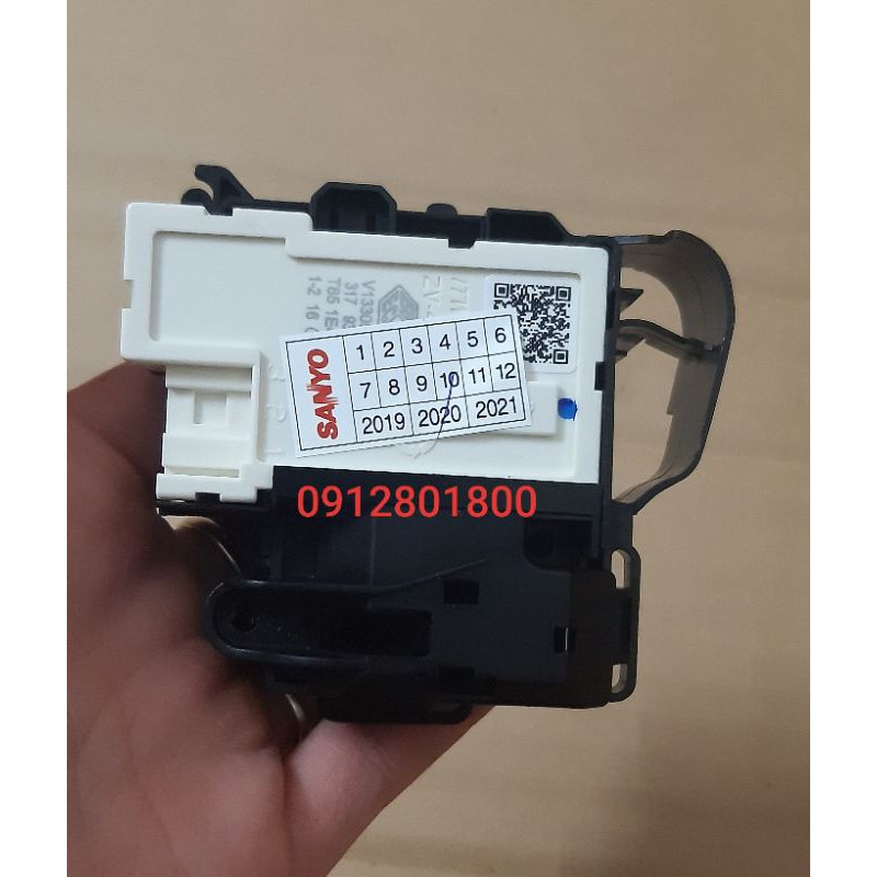 Công tắc khóa cửa máy giặt Sanyo Aqua inverter