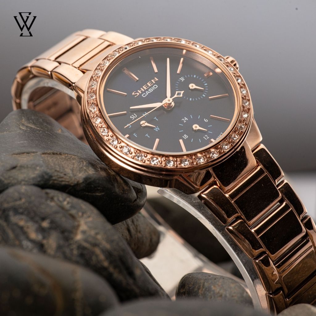 Đồng Hồ Quartz Nữ Casio Sheen WATCHSTORE SHE-3069PG-2AUDF Thiết Kế Kính Khoáng 33.2mm, Dây Kim Loại, Vỏ Thép Không Gỉ