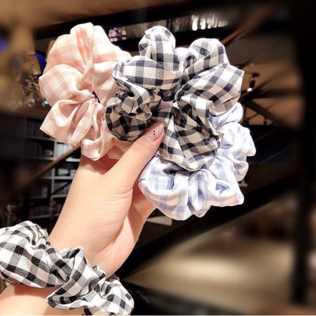 Cột tóc Scrunchies kẻ