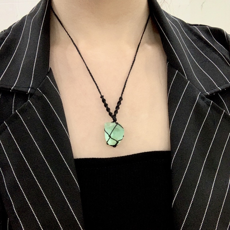 Vòng cổ đá phong thuỷ Green Fluorite thô, đan macrame