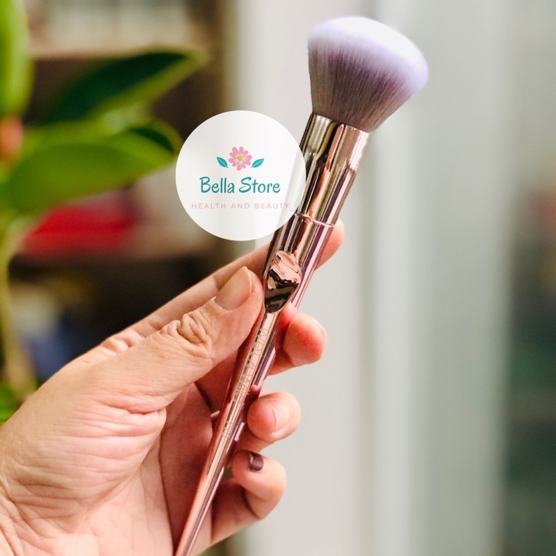 Cọ phấn phủ Wet n Wild Blush Brush Proline