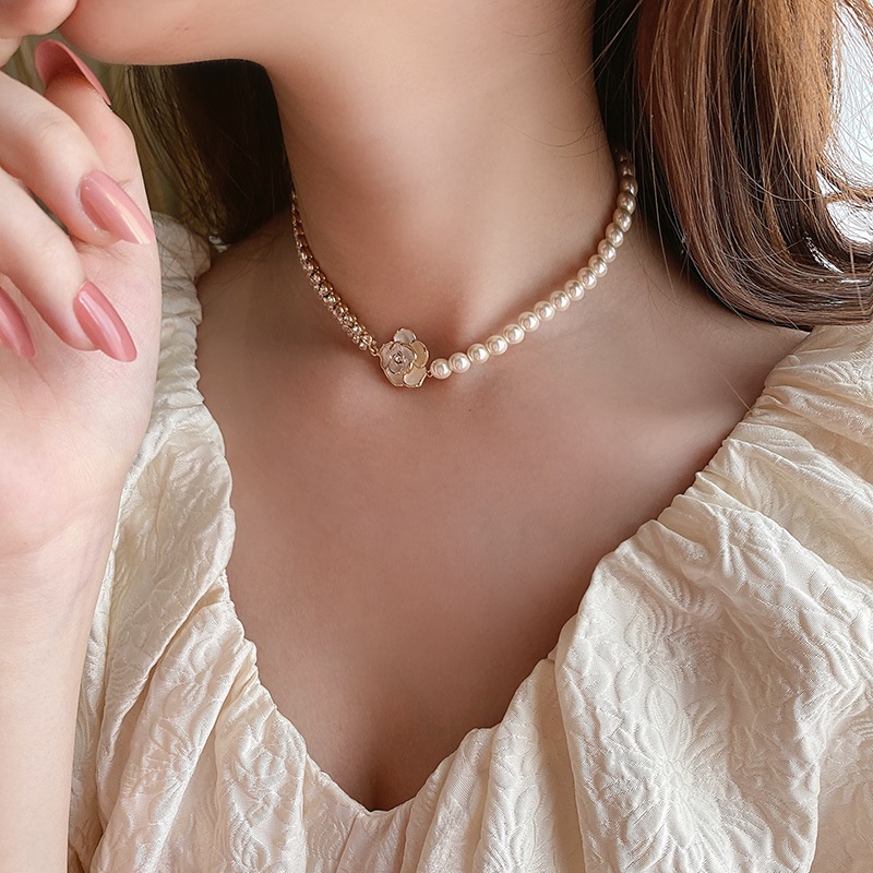 Vòng Cổ Đính Hoa Trà Và Ngọc Trai Thời Trang Thanh Lịch