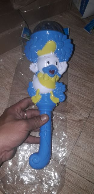 Giáng Sinh _Một cây đèn choi Noel hình chú Vịt bằng nhựa có nhạc và đèn Led quay 7 màu tặng kèm pin