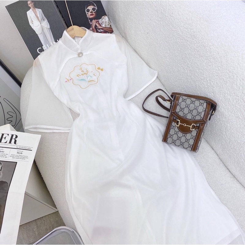 Áo dài trắng thêu hoa tay voan cách tân