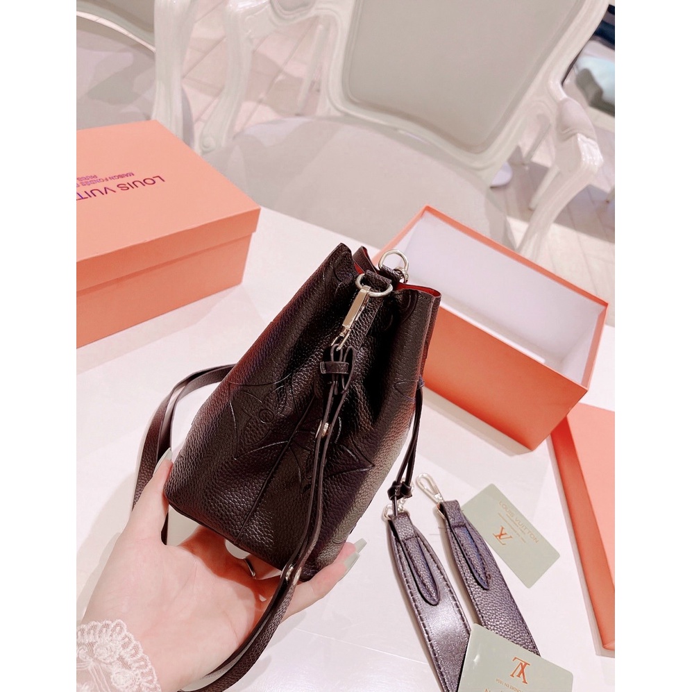 Túi LV đập logo nổi dây rút hàng QC