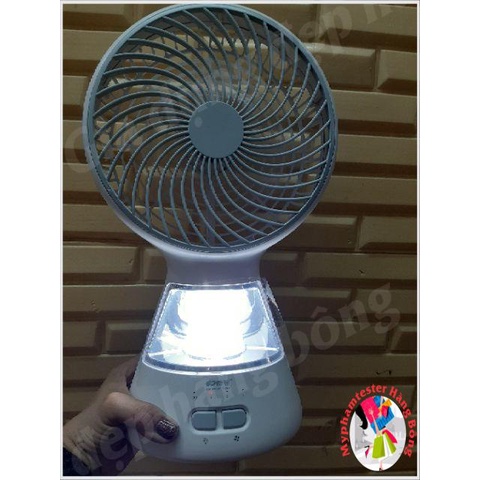 Quạt sạc 3 tốc độ gió kèm đèn mã 0296 hàng đẹp