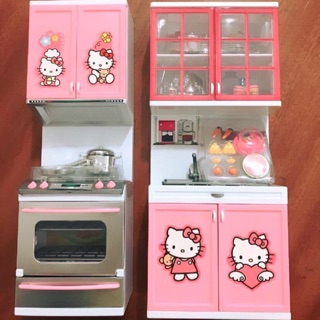 Bộ Nhà Bếp Hello kitty cho bé - Chất liệu: Nhựa - Chi tiết: bếp, lò vi sóng, tủ bát, tủ đồ, bồn rửa bát - Sử dụng: bộ