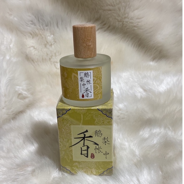 Nước hoa nắp gỗ cổ trang thơm lâu