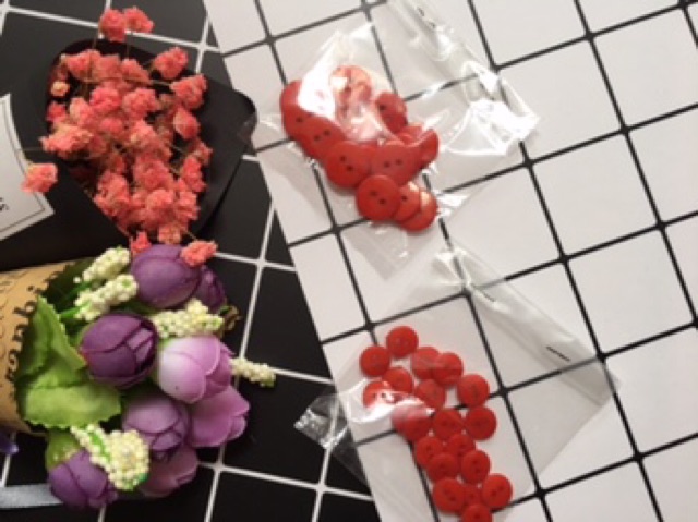 Cúc đỏ size 1.5cm/1cm (số lượng cúc nhiều gấp đôi túi nhiều màu)