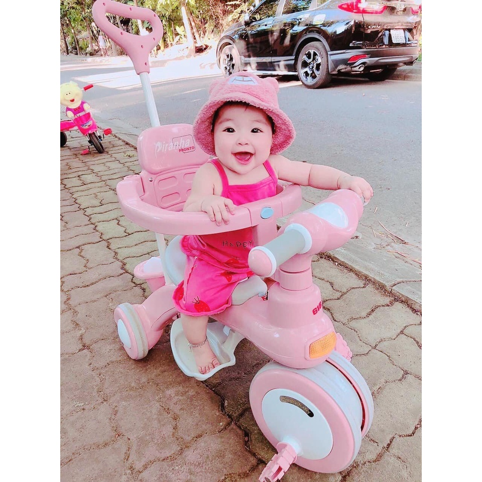 Xe đạp, xe đẩy 3 bánh đa năng kết hợp chòi chân cho bé thiết kế tay đẩy có dây đai.