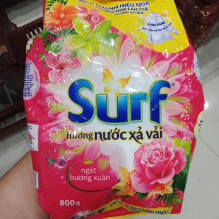 Bột giặt Surf 800g ngát hương xuân, giá 23.500₫ / bịch.