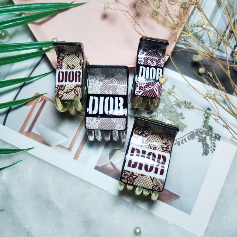 kẹp càng cua in chữ Dior
