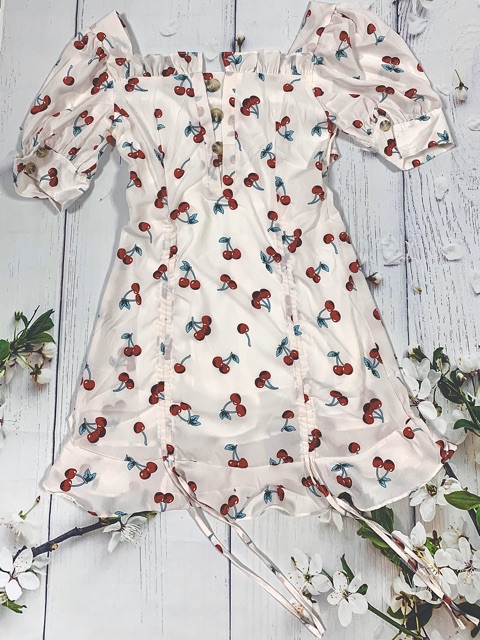 Đầm trắng france dress hoạ tiết cherry thiết kế độc lạ cột nơ lung và rút dây ở phần chân váy | BigBuy360 - bigbuy360.vn